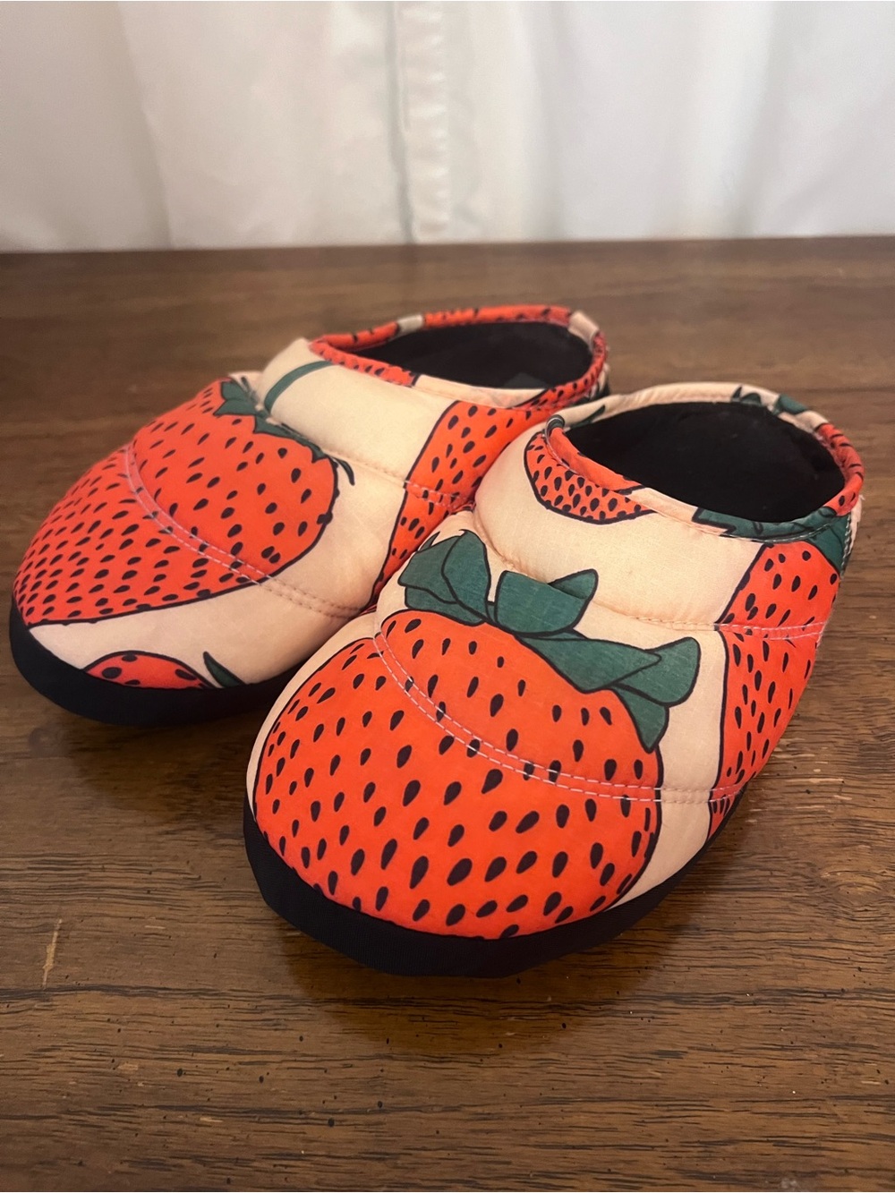 BAGGU Puffy Strawberry Slippers. S/M
